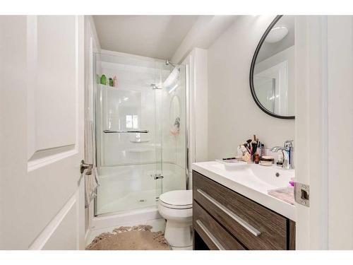 6431 33 Avenue Nw, Calgary, AB - Indoor Photo Showing Bathroom