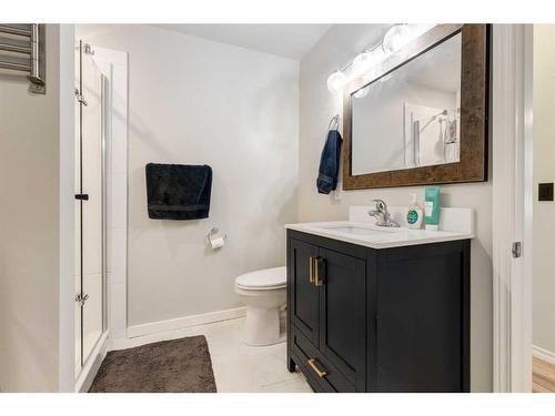 6431 33 Avenue Nw, Calgary, AB - Indoor Photo Showing Bathroom