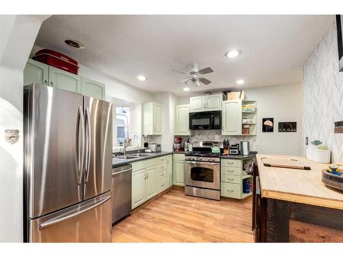 6431 33 Avenue Nw, Calgary, AB - Indoor Photo Showing Kitchen With Double Sink