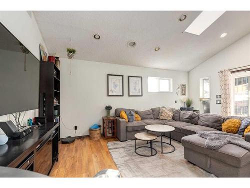 6431 33 Avenue Nw, Calgary, AB - Indoor Photo Showing Living Room