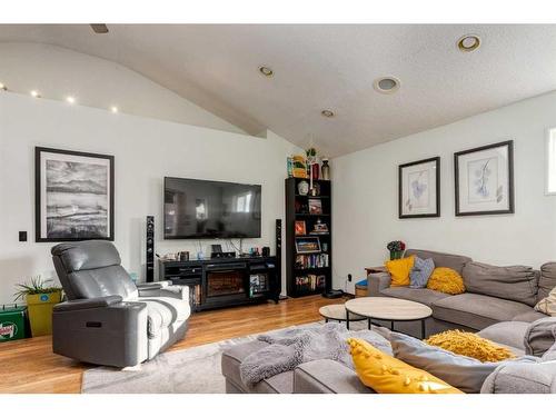 6431 33 Avenue Nw, Calgary, AB - Indoor Photo Showing Living Room