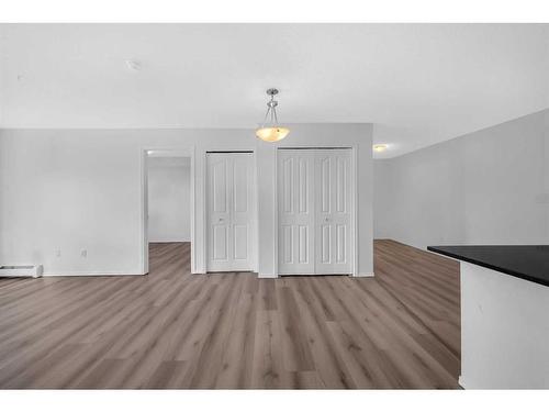 321-7180 80 Avenue Ne, Calgary, AB - Indoor Photo Showing Other Room