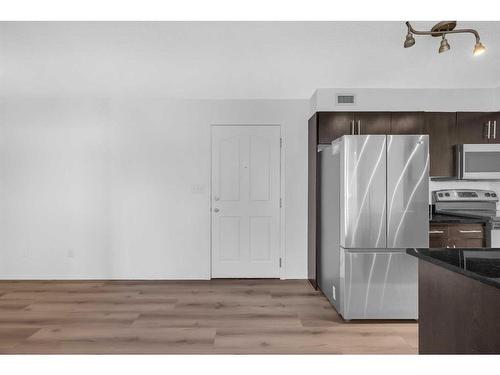 321-7180 80 Avenue Ne, Calgary, AB - Indoor Photo Showing Kitchen