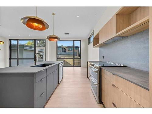 3A Willow Crescent Sw, Calgary, AB - Indoor Photo Showing Kitchen