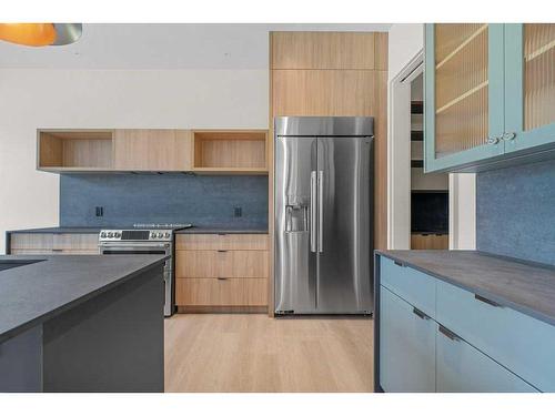 3A Willow Crescent Sw, Calgary, AB - Indoor Photo Showing Kitchen