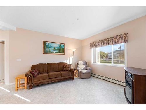 109-3 Parklane Way, Strathmore, AB - Indoor Photo Showing Living Room