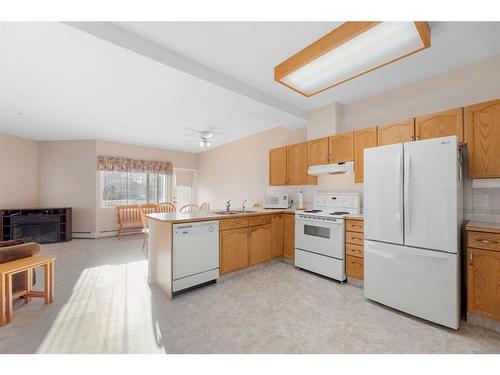 109-3 Parklane Way, Strathmore, AB - Indoor Photo Showing Kitchen With Double Sink