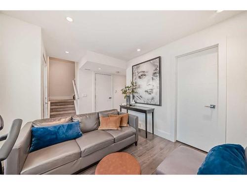 1804 47 Street Nw, Calgary, AB - Indoor Photo Showing Living Room