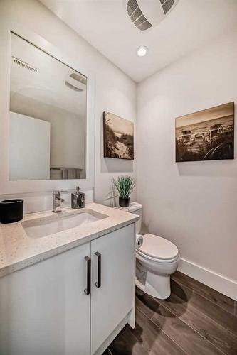 1804 47 Street Nw, Calgary, AB - Indoor Photo Showing Bathroom