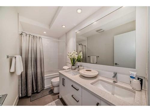 1804 47 Street Nw, Calgary, AB - Indoor Photo Showing Bathroom