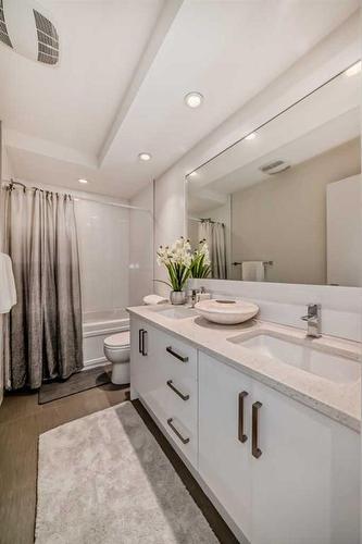 1804 47 Street Nw, Calgary, AB - Indoor Photo Showing Bathroom