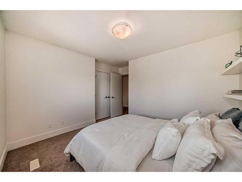 1804 47 Street Nw, Calgary, AB - Indoor Photo Showing Bedroom