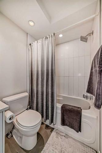 1804 47 Street Nw, Calgary, AB - Indoor Photo Showing Bathroom