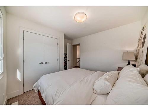 1804 47 Street Nw, Calgary, AB - Indoor Photo Showing Bedroom