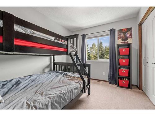 14 Drake Landing Crescent, Okotoks, AB - Indoor Photo Showing Bedroom