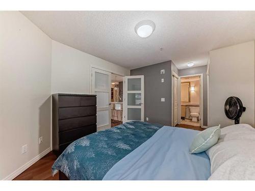 107-5115 Richard Road Sw, Calgary, AB - Indoor Photo Showing Bedroom