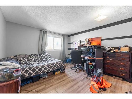 174 Pinemeadow Road Ne, Calgary, AB - Indoor Photo Showing Bedroom