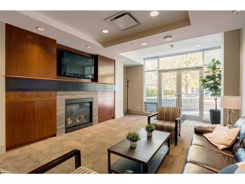 1008-1118 12 Avenue Sw, Calgary, AB - Indoor Photo Showing Living Room With Fireplace