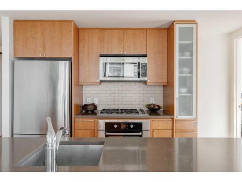 1008-1118 12 Avenue Sw, Calgary, AB - Indoor Photo Showing Kitchen