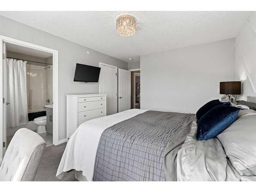 120 Howse Avenue Ne, Calgary, AB - Indoor Photo Showing Bedroom