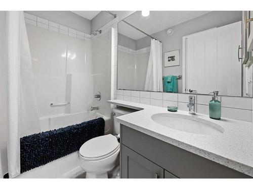 120 Howse Avenue Ne, Calgary, AB - Indoor Photo Showing Bathroom