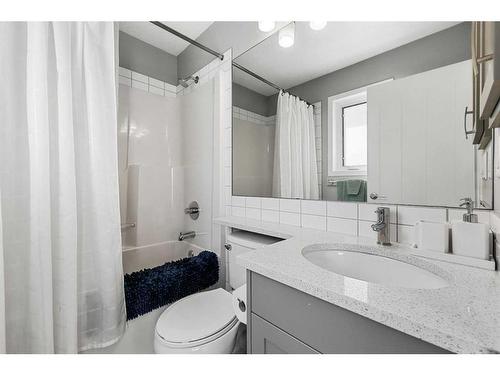 120 Howse Avenue Ne, Calgary, AB - Indoor Photo Showing Bathroom