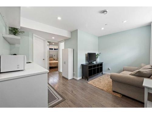 120 Howse Avenue Ne, Calgary, AB - Indoor Photo Showing Other Room