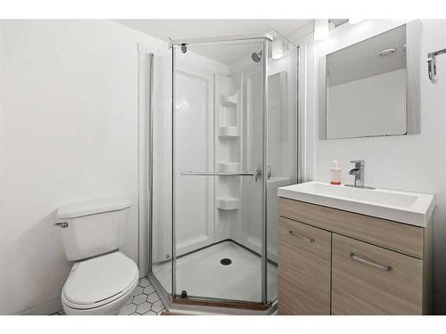 120 Howse Avenue Ne, Calgary, AB - Indoor Photo Showing Bathroom