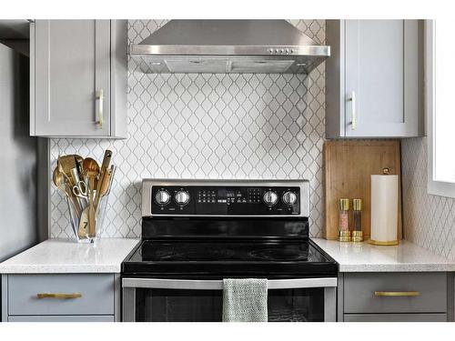 120 Howse Avenue Ne, Calgary, AB - Indoor Photo Showing Kitchen