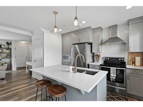 120 Howse Avenue Ne, Calgary, AB - Indoor Photo Showing Kitchen With Upgraded Kitchen