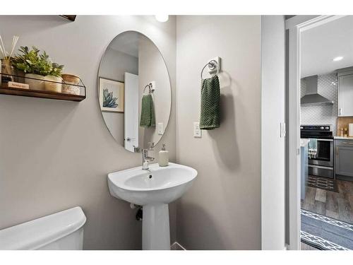 120 Howse Avenue Ne, Calgary, AB - Indoor Photo Showing Bathroom