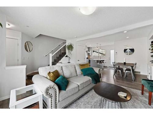 120 Howse Avenue Ne, Calgary, AB - Indoor Photo Showing Living Room