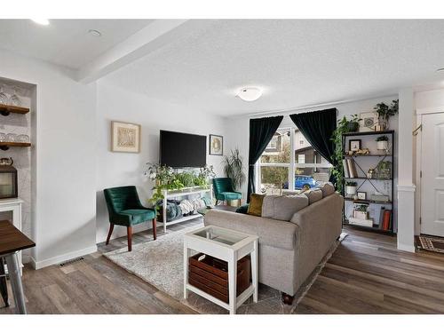 120 Howse Avenue Ne, Calgary, AB - Indoor Photo Showing Living Room