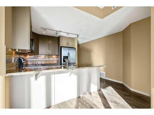 706-1410 1 Street Se, Calgary, AB - Indoor Photo Showing Kitchen