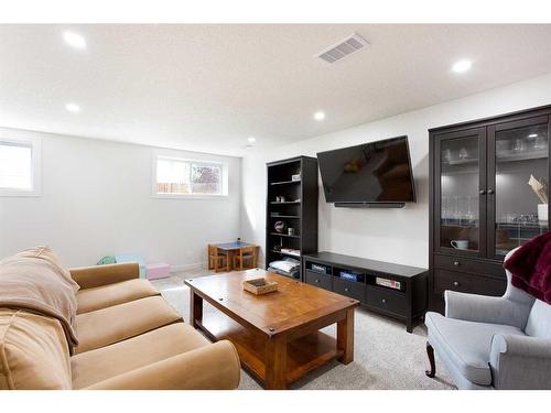 38 Coville Square Ne, Calgary, AB - Indoor Photo Showing Living Room