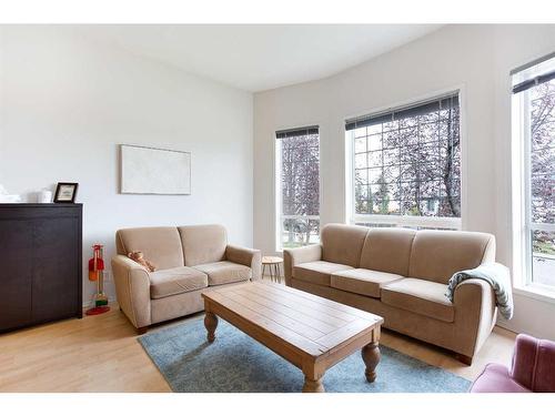 38 Coville Square Ne, Calgary, AB - Indoor Photo Showing Living Room