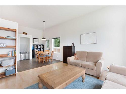 38 Coville Square Ne, Calgary, AB - Indoor Photo Showing Living Room