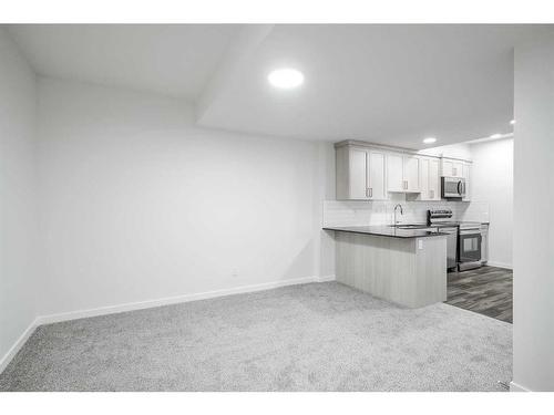 17 Creekstone Place Sw, Calgary, AB - Indoor Photo Showing Kitchen