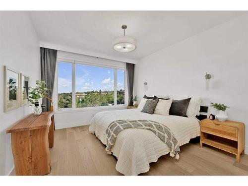 2217 16A Street Sw, Calgary, AB - Indoor Photo Showing Bedroom