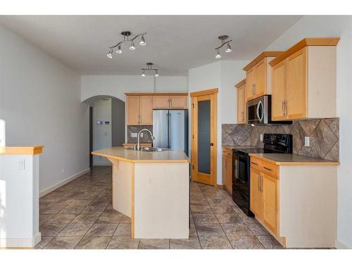 27 Kingsland Way Se, Airdrie, AB - Indoor Photo Showing Kitchen