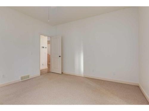 27 Kingsland Way Se, Airdrie, AB - Indoor Photo Showing Other Room