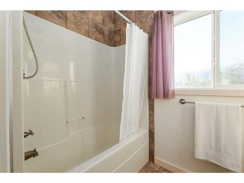 27 Kingsland Way Se, Airdrie, AB - Indoor Photo Showing Bathroom