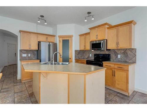 27 Kingsland Way Se, Airdrie, AB - Indoor Photo Showing Kitchen