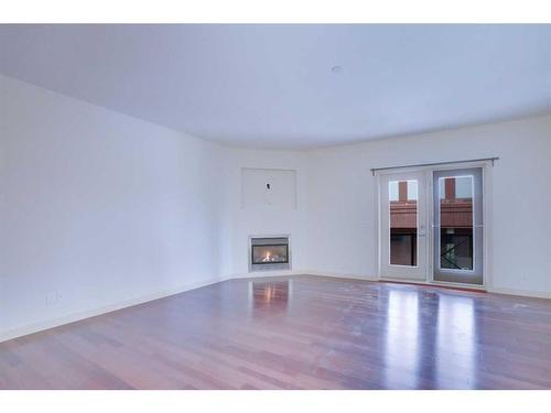 209-910 18 Avenue Sw, Calgary, AB - Indoor Photo Showing Living Room With Fireplace