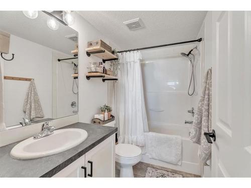 2207-279 Copperpond Common Se, Calgary, AB - Indoor Photo Showing Bathroom