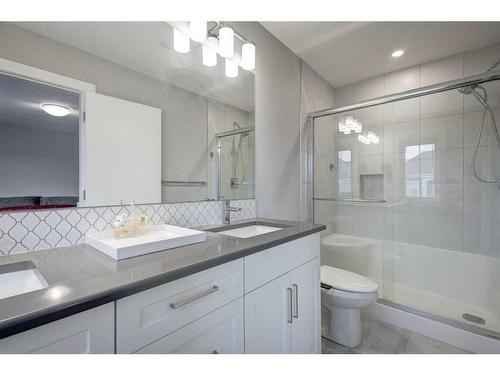 198 Yorkville Green Sw, Calgary, AB - Indoor Photo Showing Bathroom