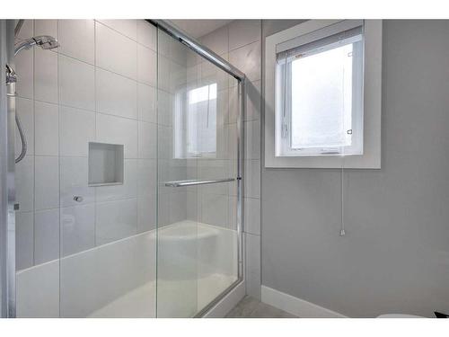 198 Yorkville Green Sw, Calgary, AB - Indoor Photo Showing Bathroom