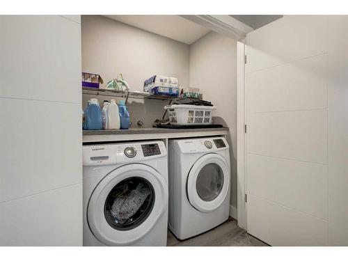 198 Yorkville Green Sw, Calgary, AB - Indoor Photo Showing Laundry Room