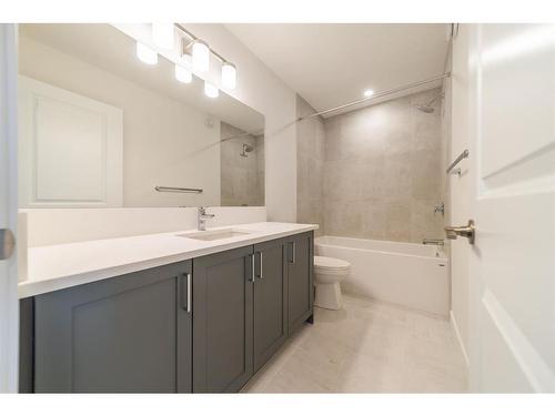 416 Sovereign Common Sw, Calgary, AB - Indoor Photo Showing Bathroom