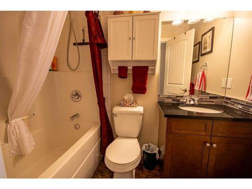 37 Bluebird Drive Se, Didsbury, AB - Indoor Photo Showing Bathroom